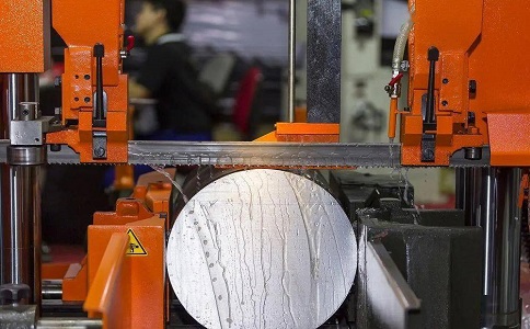 为什么选购保靖立式带锯床时，客户需要提供锯切生产量、材质、硬度、大小、厚度等需求？